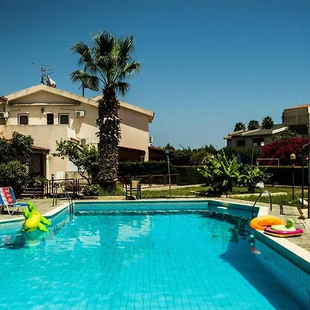Liuda,3 Bedroom With Compool Prázdninový dům *